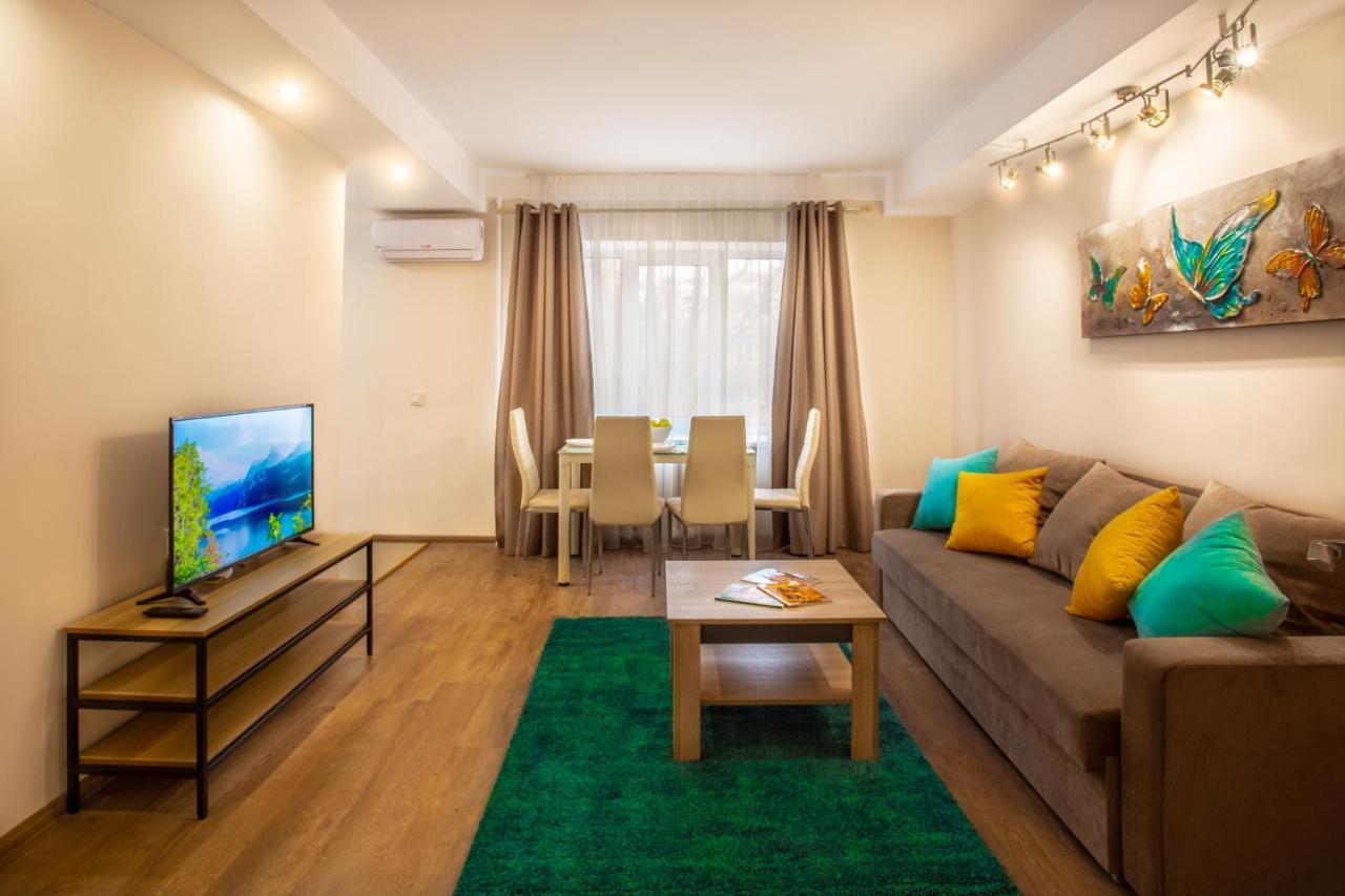поруч із палацом україна та Ocean Plaza * Kyiv