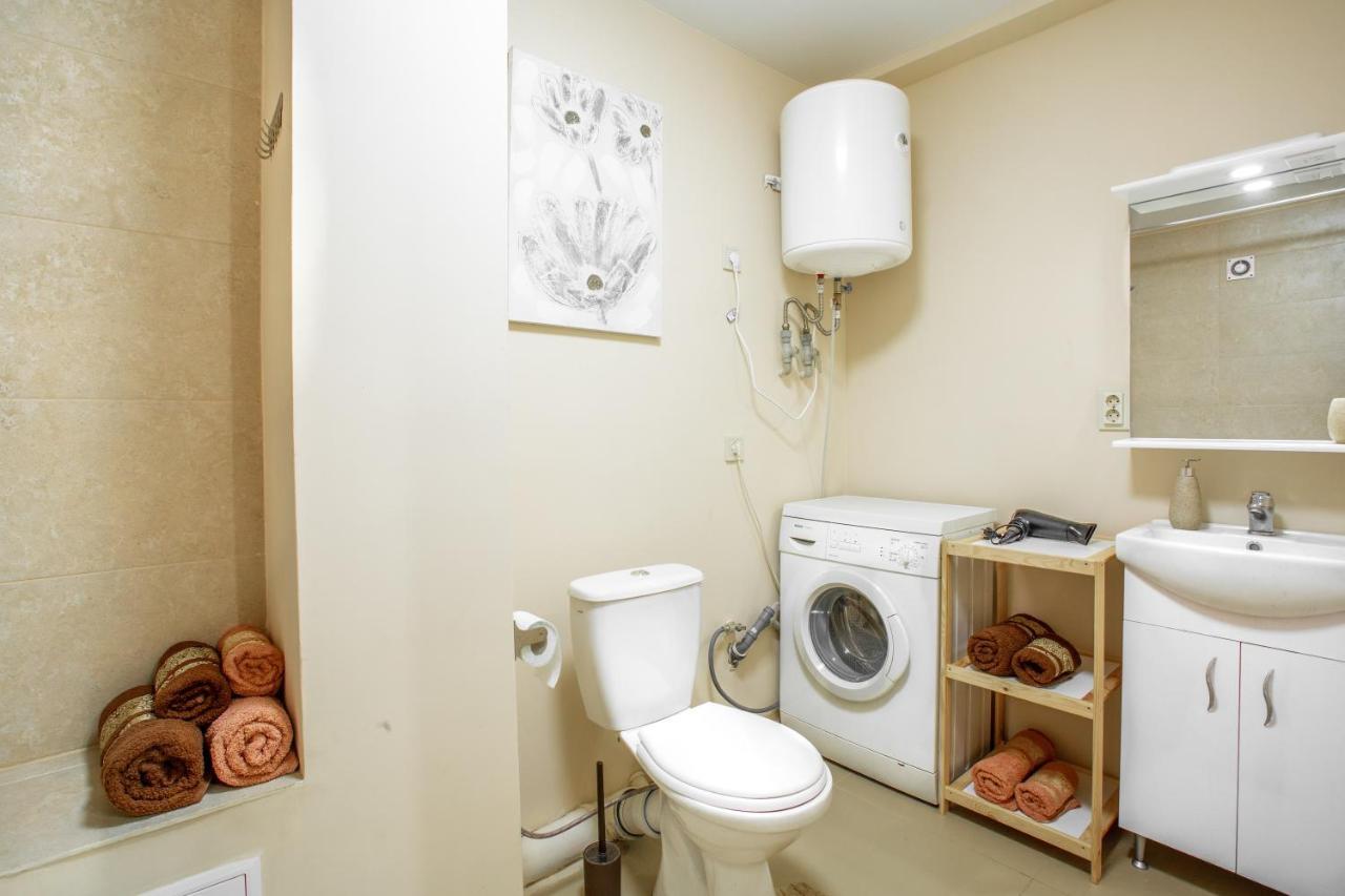 поруч із палацом україна та Ocean Plaza Apartment